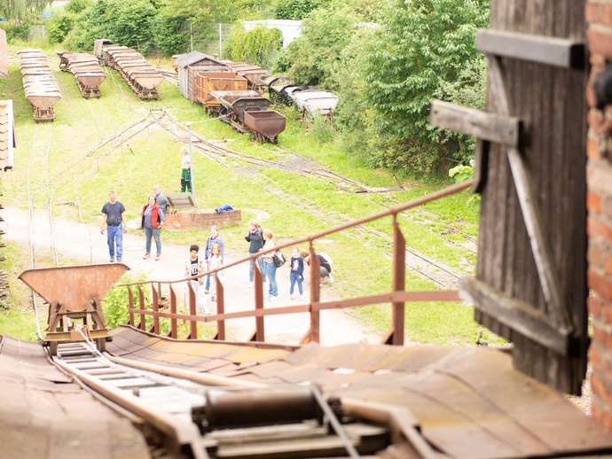 Blick von oben auf eine Gruppe Menschen auf dem Gelände der Ziegelei Blick von oben auf eine Gruppe Menschen auf dem Gelände der Ziegelei